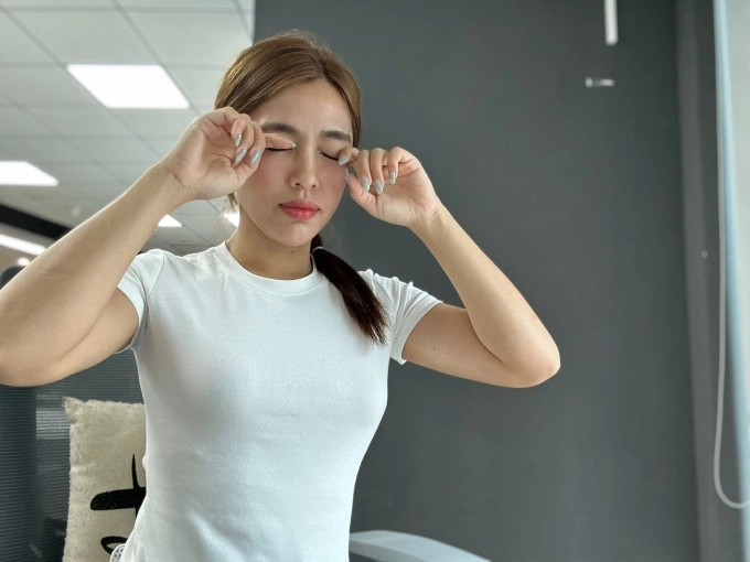Massage nhẹ nhàng quanh mắt kích thích lưu thông máu. Ảnh: Ngọc Phạm