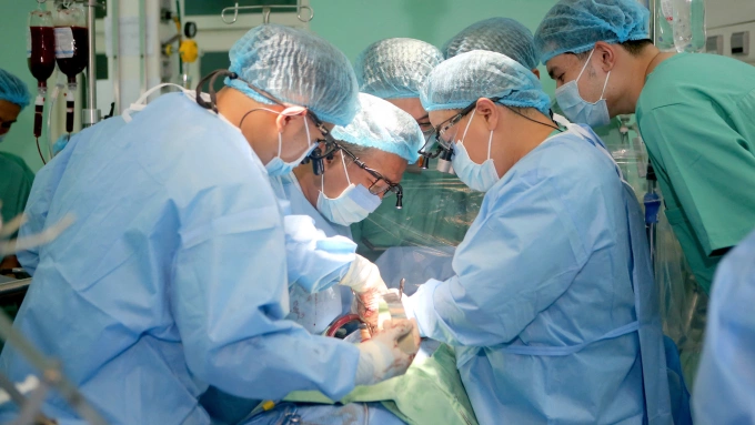 Bác sĩ trong quá trình thực hiện ca mổ. Ảnh: Lan Hương