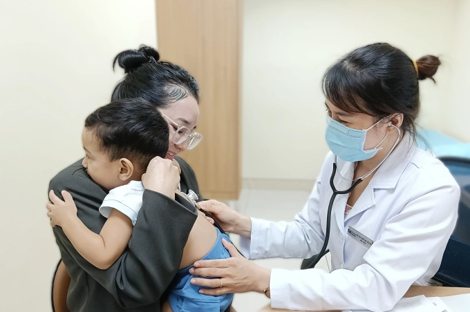 BS CKI. Ngô Hà Lệ Chi, Khoa Nhi, Bệnh viện Đa khoa Tâm Anh TP HCM khám cho bé trai 14 tháng tuổi có triệu chứng sốt, ho, sổ mũi. Ảnh: Khánh Hòa