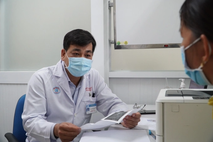 PGS.TS.BS Huỳnh Quang Khánh tư vấn cho người bệnh. Ảnh: Bệnh viện cung cấp