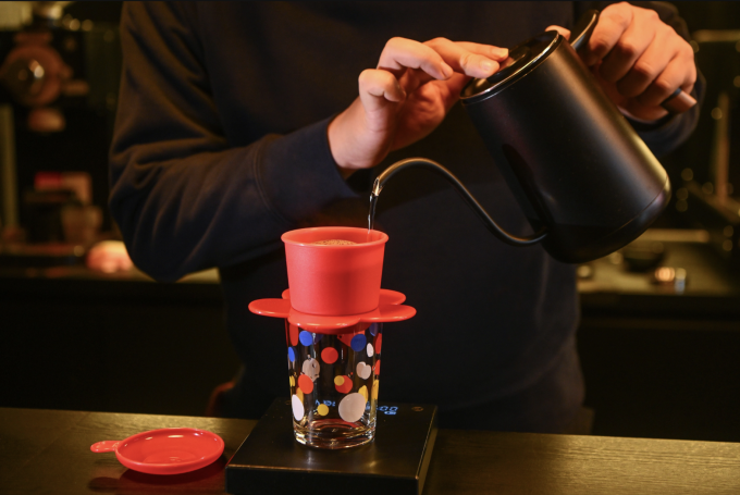 Các nghiên cứu chỉ ra rằng cà phê đã được lọc, như cà phê nhỏ giọt, thường không làm tăng cholesterol. Ảnh: Giang Huy
