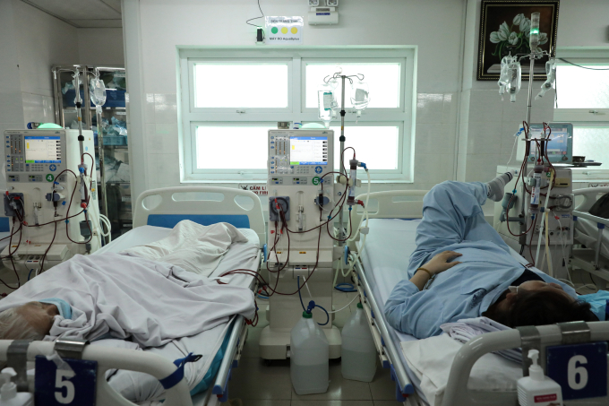 Bệnh nhân suy thận giai đoạn cuối chạy thận nhân tạo tại bệnh viện ở TP HCM năm 2024. Ảnh: Phùng Tiên