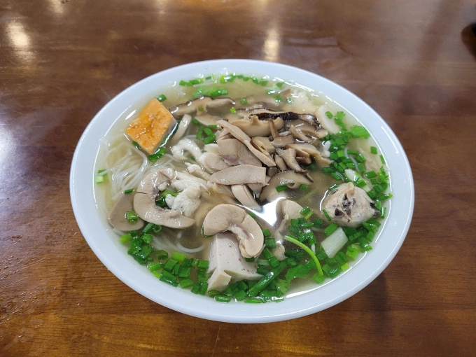 Ăn những món có nước như bún, phở vào bữa sáng giúp cung cấp protein cần thiết cho cơ thể. Ảnh: Hải Âu