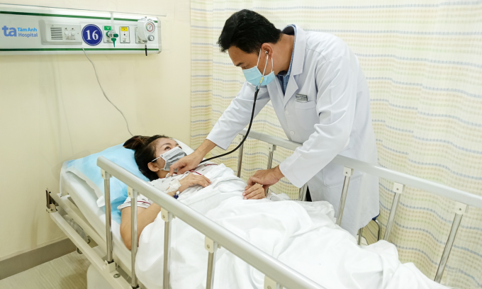 BS CKI. Hồng Văn In, Trưởng Đơn vị Cấp cứu, Phòng khám Đa khoa Tâm Anh quận 7, TP HCM, thăm khám cho một bệnh nhân cúm. Ảnh: Khánh Hòa