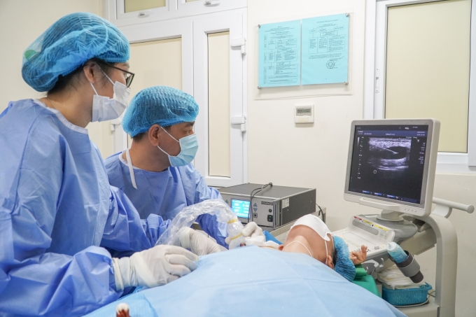 Kỹ thuật đốt u lành, nang tuyến vú bằng vi sóng tại Đơn vị Tuyến vú - Trung tâm Ung bướu Bệnh viện Chợ Rẫy. Ảnh: Bệnh viện cung cấp