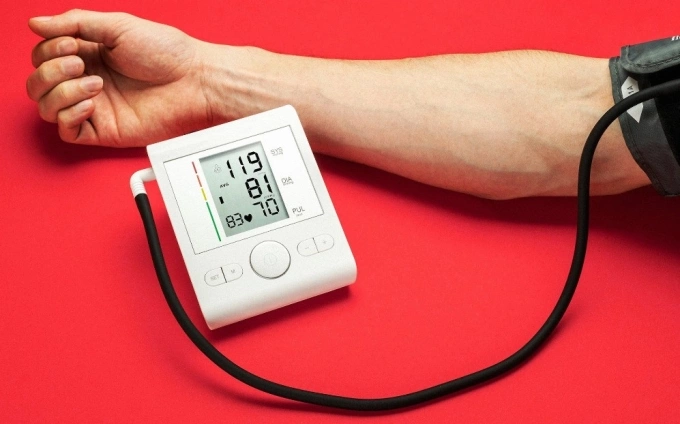 Theo một cuộc khảo sát gần đây, 43% người trưởng thành không biết chỉ số huyết áp của mình và 31% không kiểm tra thường xuyên. Ảnh minh họa: Telegraph