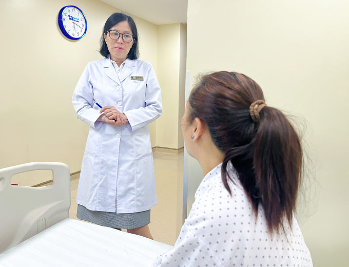 Bác sĩ Bình căn dặn bệnh nhân theo dõi huyết áp thường xuyên để ngăn biến chứng. Ảnh: Hạ Vũ