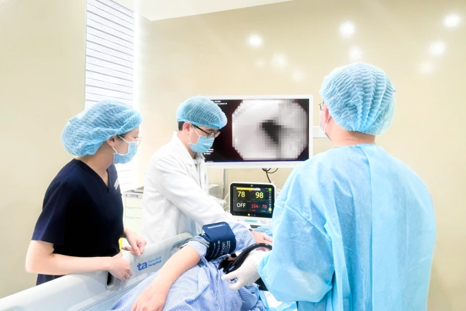 Bác sĩ nội soi cho người bệnh bị loét dạ dày. Ảnh minh họa: Bệnh viện cung cấp