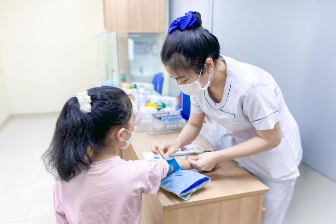 Bệnh nhi được lấy máu xét nghiệm khi đi khám sức khỏe tổng quát. Ảnh: Bệnh viện cung cấp