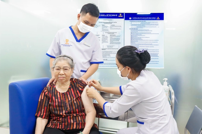 Người lớn tiêm vaccine phòng bệnh cúm tại Hệ thống Tiêm chủng VNVC. Ảnh: Khánh Hòa