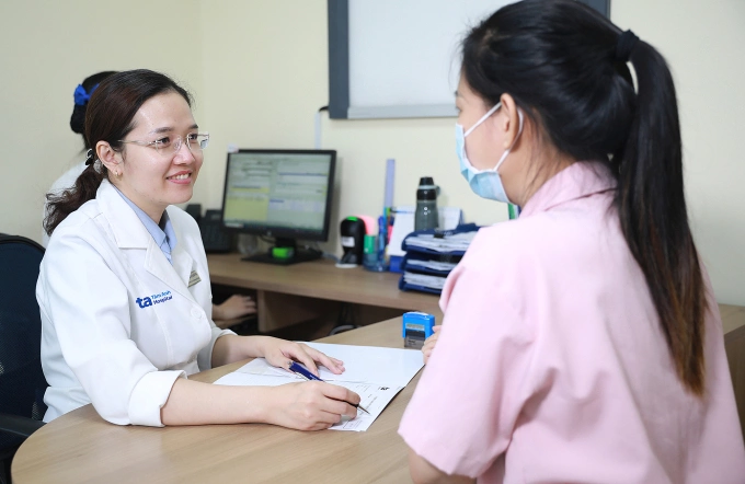 Bác sĩ Thư giải thích kết quả xét nghiệm cho người bệnh. Ảnh: Phòng khám Đa khoa Tâm Anh Quận 7