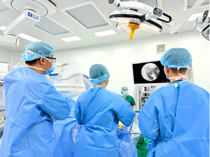 Bác sĩ phẫu thuật lấy nhân đệm thoát vị cho ông Sỹ bằng kỹ thuật nội soi UBE. Ảnh: Bệnh viện Đa khoa Tâm Anh