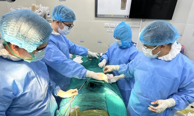 Các bác sĩ phẫu thuật cho bệnh nhân. Ảnh: Bác sĩ cung cấp