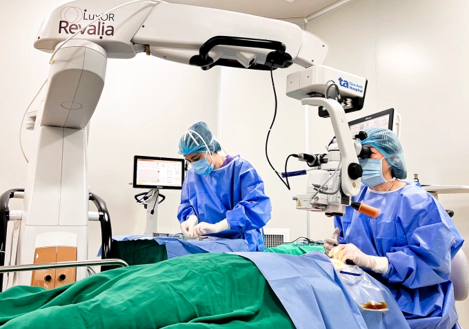 Bác sĩ phẫu thuật thay thủy tinh thể cho người bệnh. Ảnh: Bệnh viện Đa khoa Tâm Anh