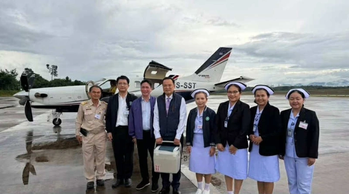 Ông Anutin (thứ tư từ trái sang) đích thân lái máy bay vận chuyển nội tạng hiến tặng cho bệnh nhân phẫu thuật. Ảnh: Facebook/Anutin Charnvirakul