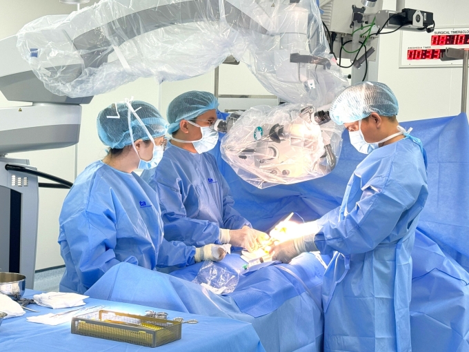 Bác sĩ Huy (giữa) cùng êkíp vi phẫu cho anh Cường. Ảnh minh họa: Phương Trinh