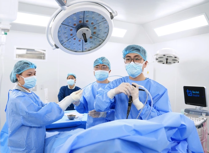 Bác sĩ thực hiện nội soi màng phổi cho bà Phương. Ảnh: Bệnh viện Đa khoa Tâm Anh