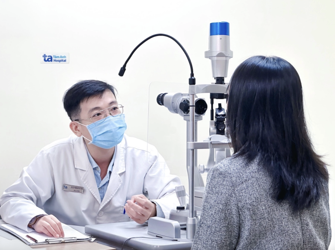 Bác sĩ đang tư vấn khám mắt cho một phụ nữ. Ảnh: Bệnh viện Đa khoa Tâm Anh