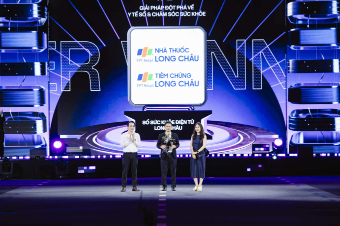 Đại diện Long Châu nhận cúp từ ban tổ chức Better Choice Awards 2025. Ảnh: LC