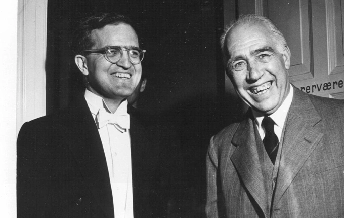 Niels Bohr và con trai ông, Aage Bohr năm 1954. Ảnh: Niels Bohr Archive
