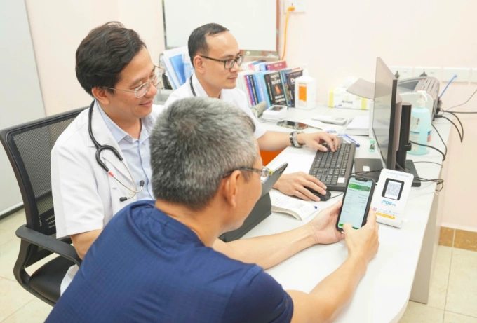 Bệnh nhân thanh toán tiền khám qua quét mã QR ngay tại phòng khám. Ảnh: Thế Anh