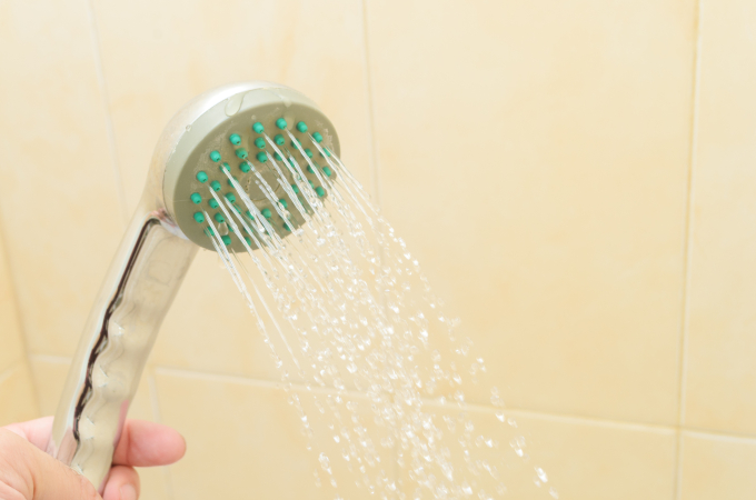 Thói quen tắm đêm làm hệ miễn dịch suy yếu, tăng nguy cơ nhiễm bệnh. Ảnh: Vecteezy