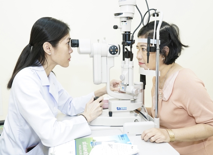 Bác sĩ Tăng Ngọc Anh tái khám cho chị Loan sau mổ đục thủy tinh thể hai mắt. Ảnh: Bệnh viện Đa khoa Tâm Anh
