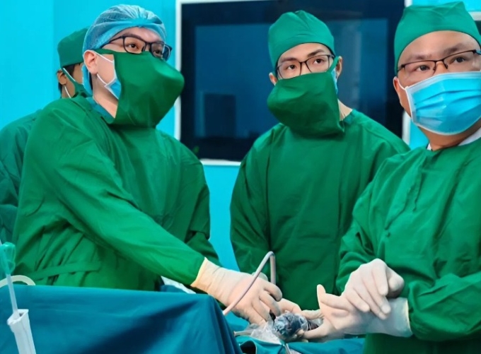 Các bác sĩ phẫu thuật cho bệnh nhân. Ảnh: Bệnh viện cung cấp