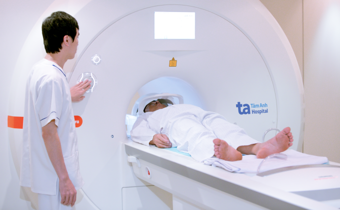 Chụp cộng hưởng từ MRI giúp bác sĩ chẩn đoán phình và thoát vị đĩa đệm. Ảnh minh họa: Bệnh viện Đa khoa Tâm Anh