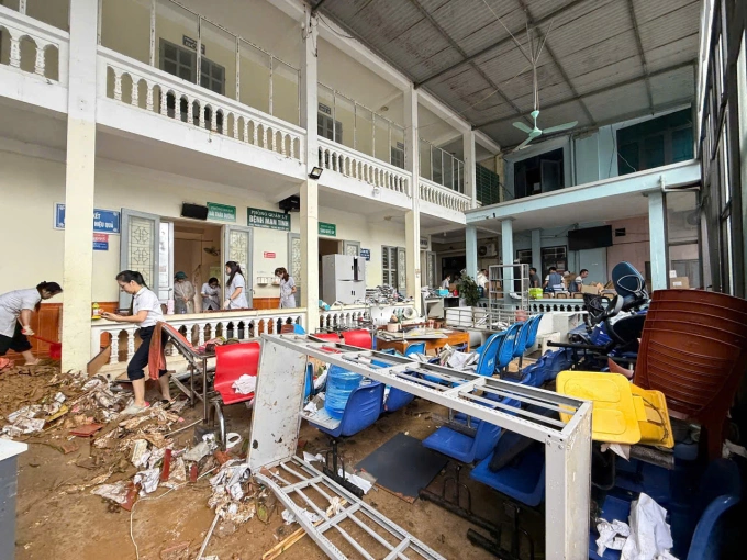 Bệnh viện thirtj hại nặng nề do nước lũ. Ảnh: Bệnh viện cung cấp