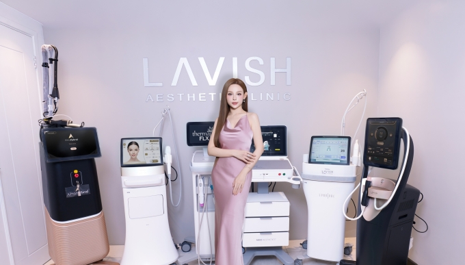 Doanh nhân Huyền Baby bên các công nghệ mới nhất từ Âu - Mỹ. Ảnh: Lavish Clinic