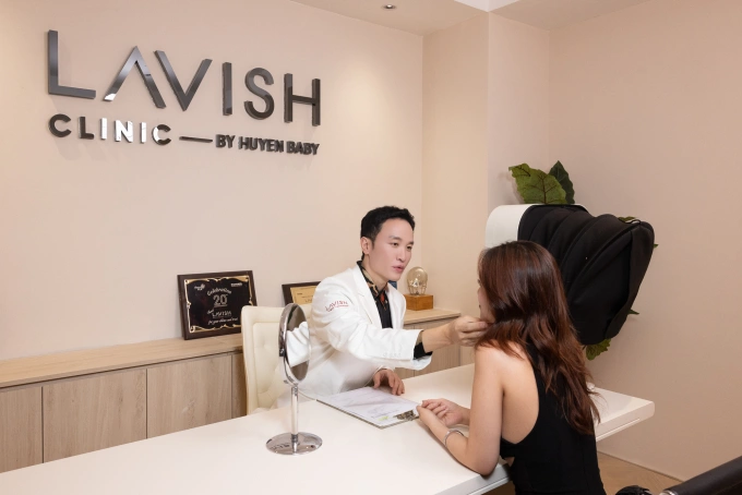Chuyên gia da liễu thăm khám, gợi phác đồ phù hợp từng người. Ảnh: Lavish Clinic