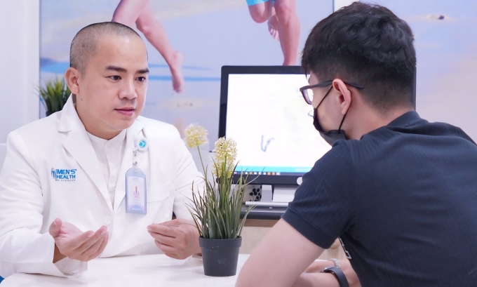 Bác sĩ Duy tư vấn cho bệnh nhân. Ảnh: Lâm Anh