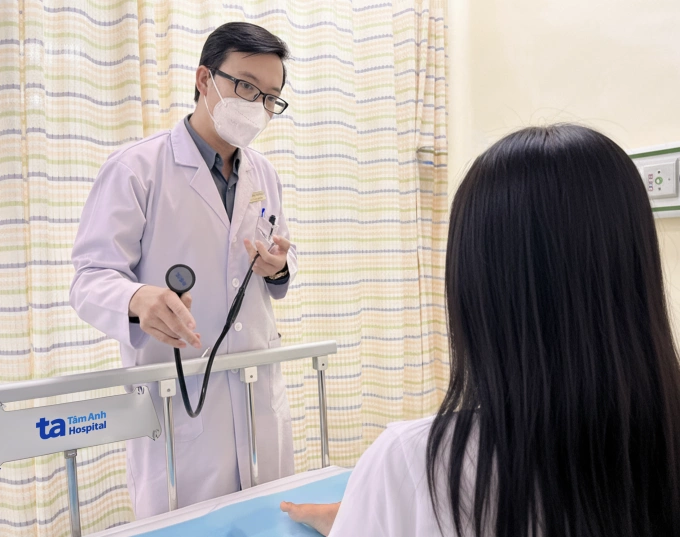 Bác sĩ Thiện tư vấn cho người nhà bệnh nhi. Ảnh: Bệnh viện Đa khoa Tâm Anh
