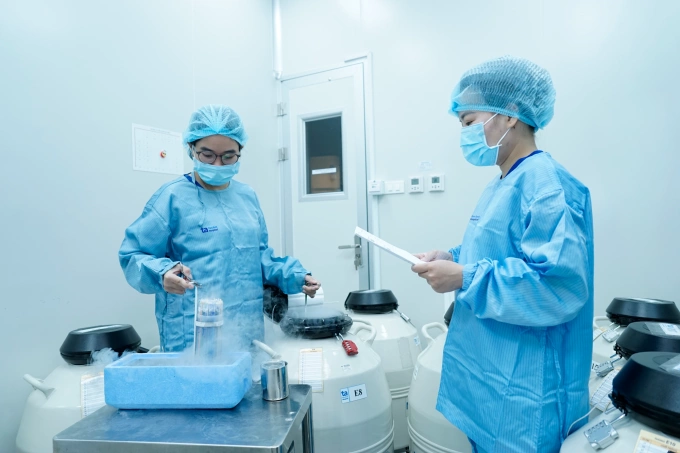 Chuyên viên phôi học IVF Tâm Anh thực hiện kỹ thuật trữ đông tinh trùng. Ảnh: Thanh Luận