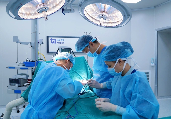 Bác sĩ Thắng đốt u sùi cho bệnh nhân. Ảnh: Bệnh viện Đa khoa Tâm Anh