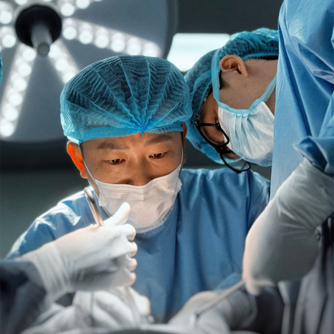 Bác Sĩ Ngọc Dương cùng ekip bệnh viện đại học Y Hà Nội đang thực hiện lấy bỏ dị vật lạ ra khỏi cơ thể bệnh nhân. Ảnh: Nhân vật cung cấp