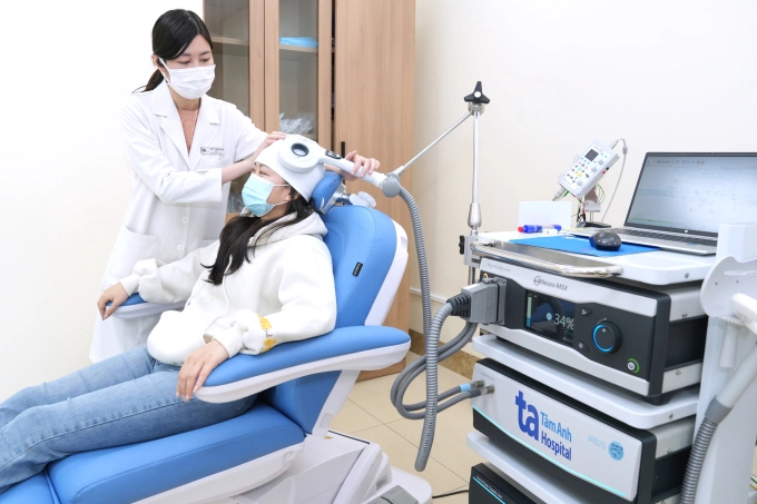 Bác sĩ khoa Thần kinh Đột quỵ dùng hệ thống kích thích từ trường xuyên sọ điều trị cho người bệnh. Ảnh minh họa: Bệnh viện Đa khoa Tâm Anh