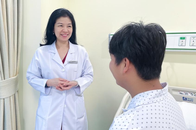 Bác sĩ Kiều hướng dẫn bệnh nhân chế độ ăn uống, sinh hoạt sau khi xuất viện. Ảnh: Hạ Vũ