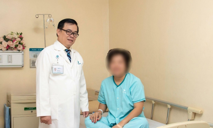 BS.CKI. Bùi Đức Lâm và bệnh nhân khi chuẩn bị xuất viện. Ảnh: Bệnh viện cung cấp