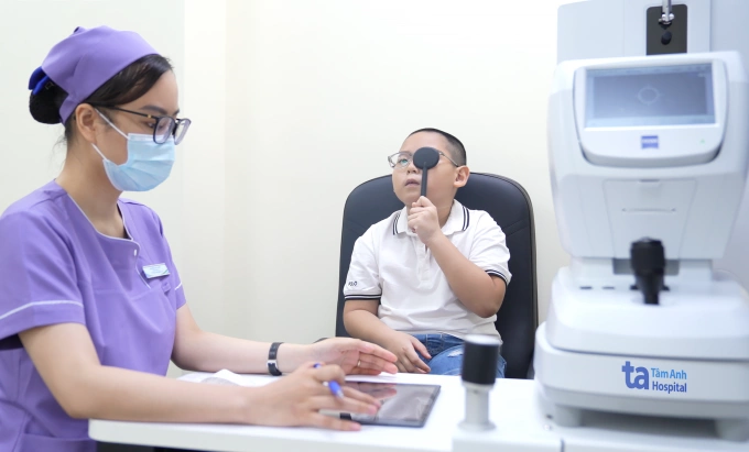 Nhân viên y tế đang kiểm tra tình trạng mắt cho bé trai. Ảnh: Bệnh viện Đa khoa Tâm Anh