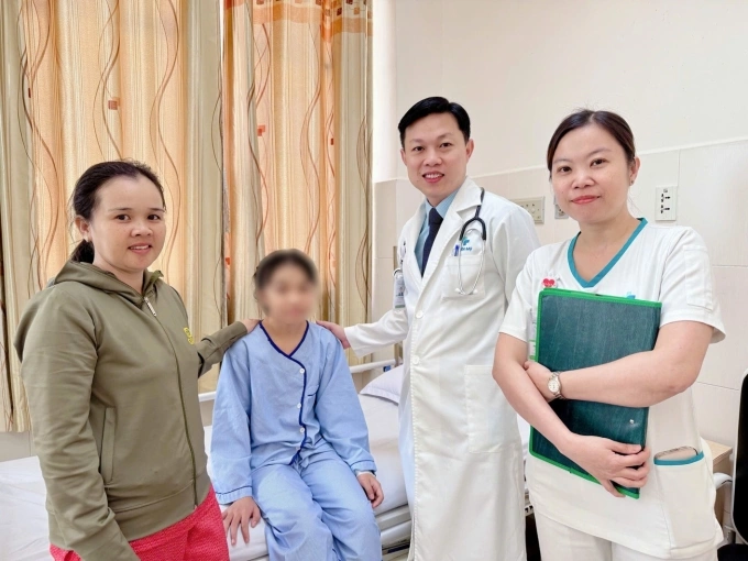Bệnh nhi bên người thân và bác sĩ, 24 giờ sau ca mổ. Ảnh: Bệnh viện cung cấp