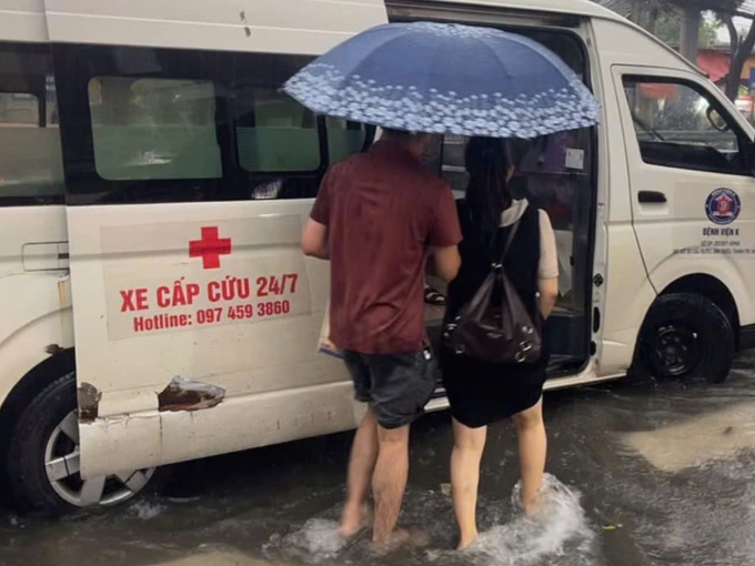 Bệnh viện K bố trí xe ở hai cổng chở người bệnh vượt qua khu vực ngập trũng sâu. Ảnh: Bệnh viện cung cấp