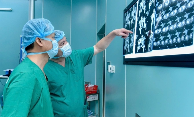 Bác sĩ hội chẩn trên phim chụp của bệnh nhân. Ảnh: Bệnh viện cung cấp