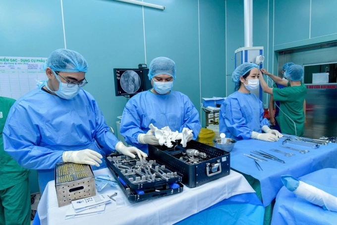 Các y bác sĩ trong phòng phẫu thuật. Ảnh: Bệnh viện cung cấp