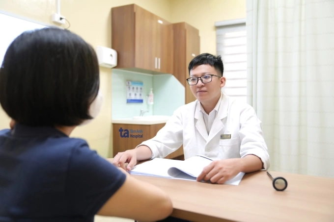 Bác sĩ khoa Thần kinh Đột quỵ khám cho người bệnh đau đầu. Ảnh: Bệnh viện Đa khoa Tâm Anh