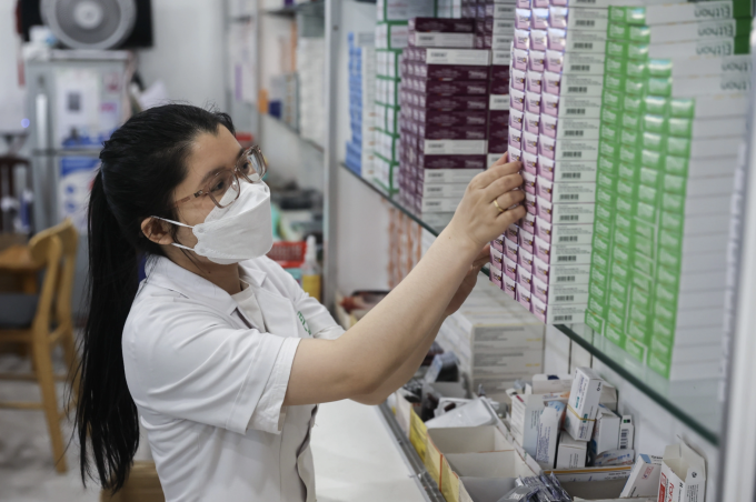 Uống thuốc gì chữa zona thần kinh? Bác sĩ cấp phát thuốc cho bệnh nhân. Ảnh: Quỳnh Trần