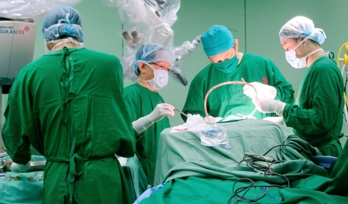 Các y bác sĩ phẫu thuật cho bệnh nhân. Ảnh: Bệnh viện cung cấp