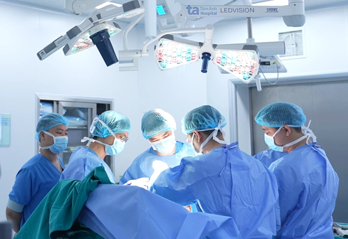 Bác sĩ Quyền phẫu thuật thay hai bên khớp gối cho anh Tiến. Ảnh: Bệnh viện Đa khoa Tâm Anh