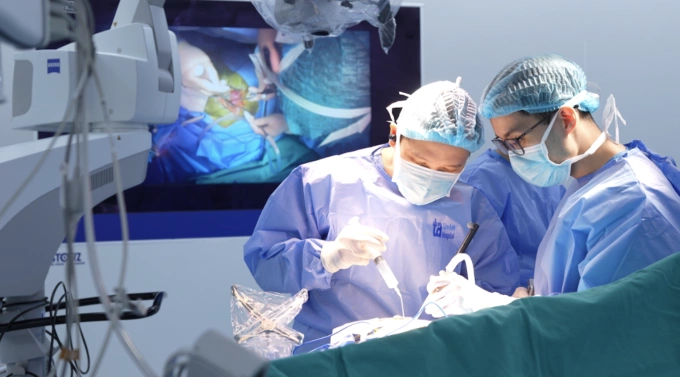 Bác sĩ phẫu thuật lấy dị vật sau chấn thương mắt. Ảnh: Bệnh viện Đa khoa Tâm Anh